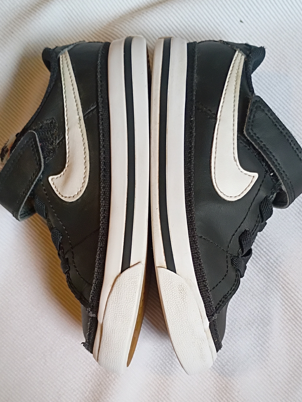 Nike Kids Black and White Low-Top Sneaker - Picture 5 of 8